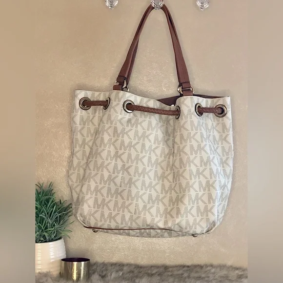 Michael Kors Jet Set Large Tassel Tote Handbag, Vanilla - Picture 2 of 8